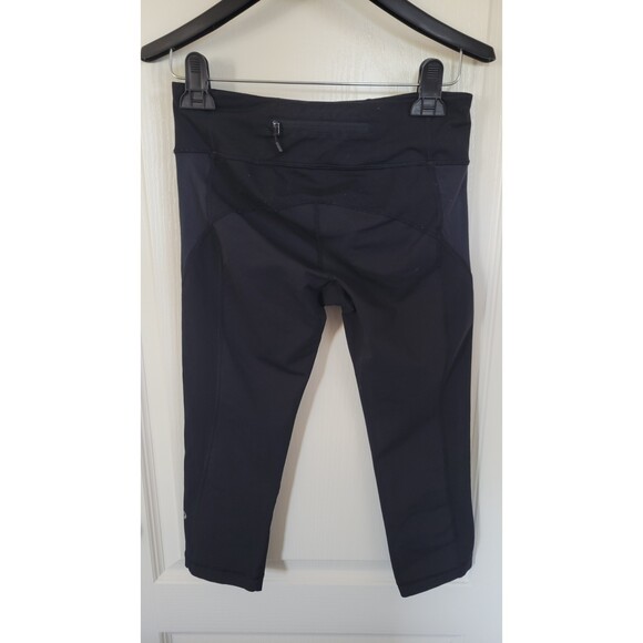 Women's Lululemon Black Cropped Leggings - Picture 2 of 3